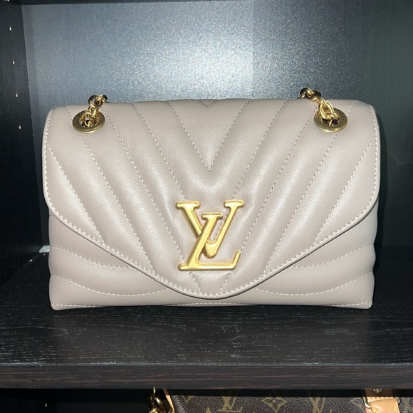 New Wave Chain Bag NM Quilted Leather MM - Picture 2 of 13